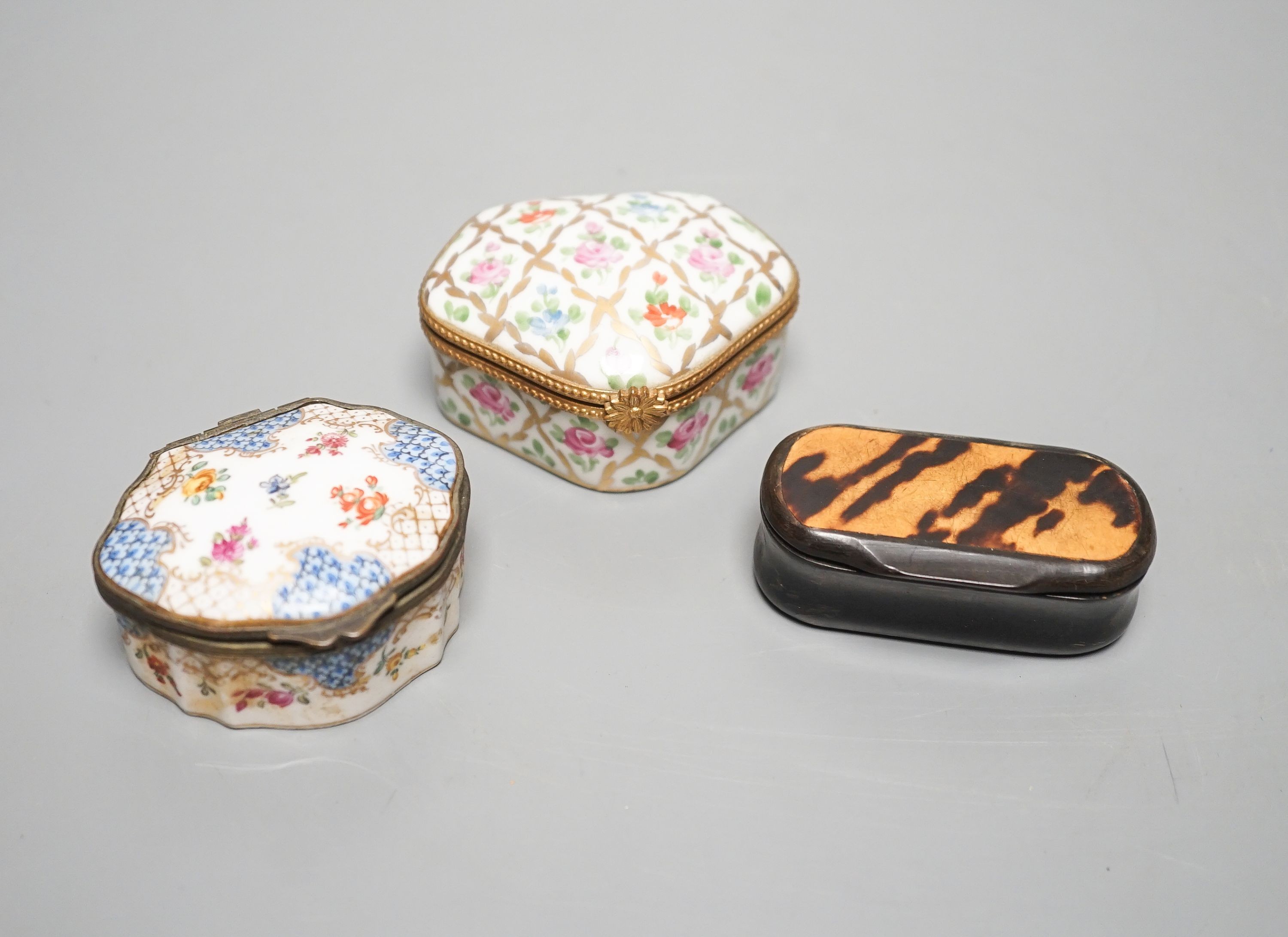 A Limoges porcelain trinket box, 6.5cm another and a horn and tortoiseshell snuff box (3)